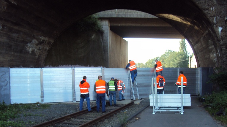 Schutzwand-Montage in Bahntunnel